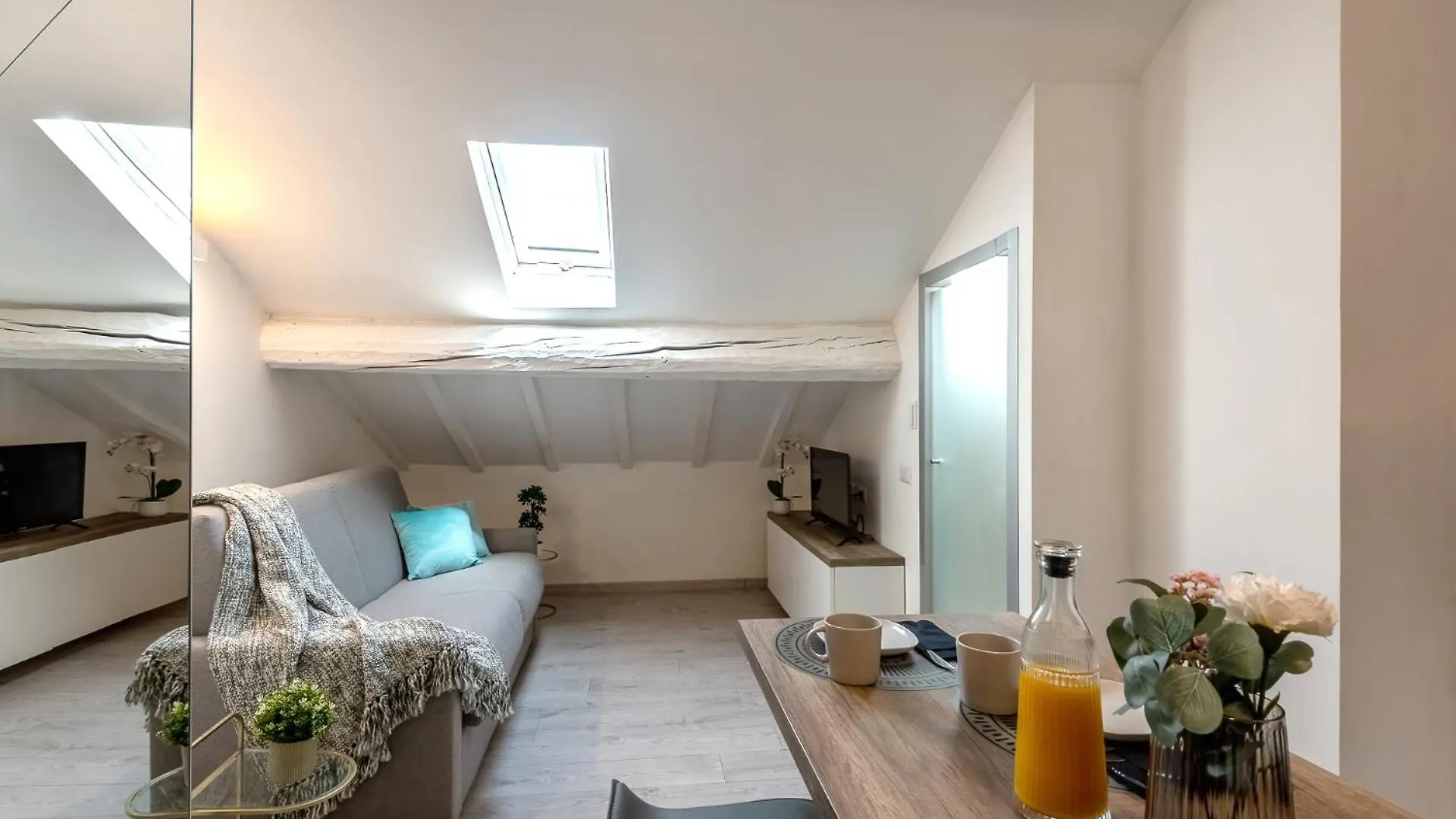 Stayeasy Corso Como 9 - Attic Studio Apartment Milan Italy