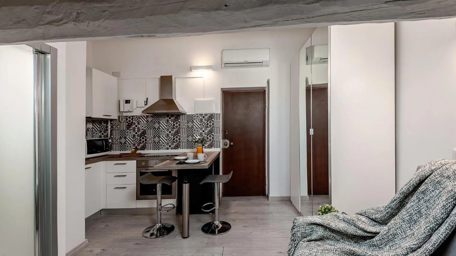 Stayeasy Corso Como 9 - Attic Studio Apartment Milan