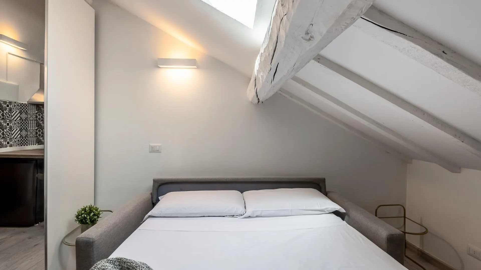 Stayeasy Corso Como 9 - Attic Studio Apartment Milan Italy